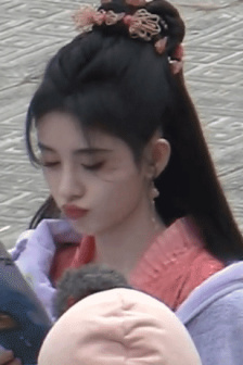 春归酒店的女服务员